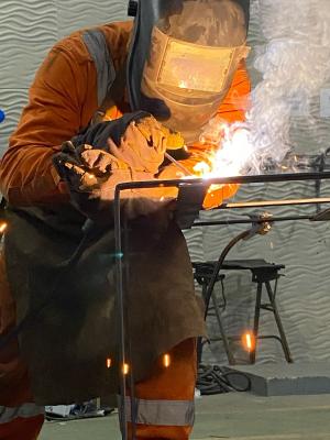 Executamos serviços de soldagem com precisão, qualidade e segurança, garantindo a integridade e a resistência de estruturas navais, offshore e industriais. Nossa equipe qualificada entrega soluções confiáveis para fabricação, manutenção e reparos, atenden